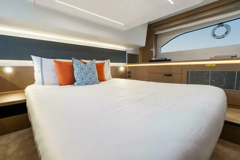  Yacht Photos Pics 2024 42 Prestige Flybridge - Master Stateroom