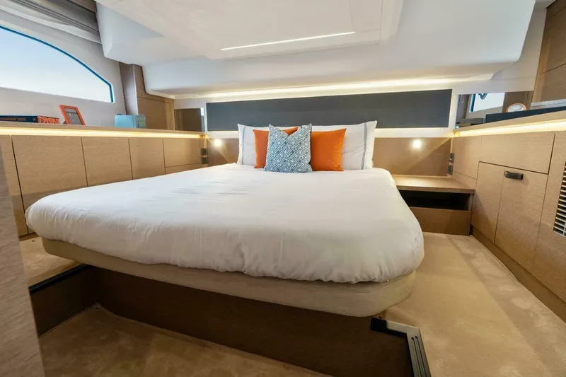  Yacht Photos Pics 2024 42 Prestige Flybridge - Master Stateroom