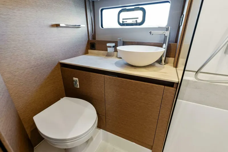  Yacht Photos Pics 2024 42 Prestige Flybridge - Master Stateroom Head
