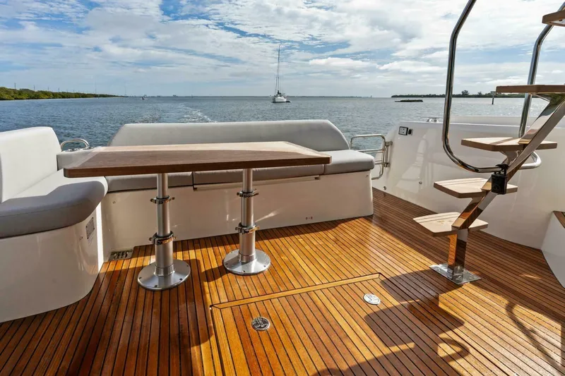  Yacht Photos Pics 2024 42 Prestige Flybridge - Cockpit