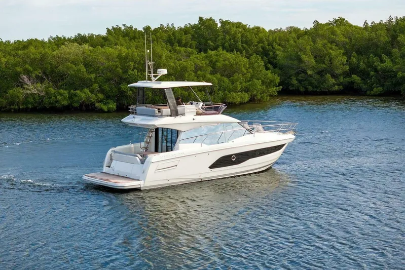  Yacht Photos Pics 2024 42 Prestige Flybridge - Profile