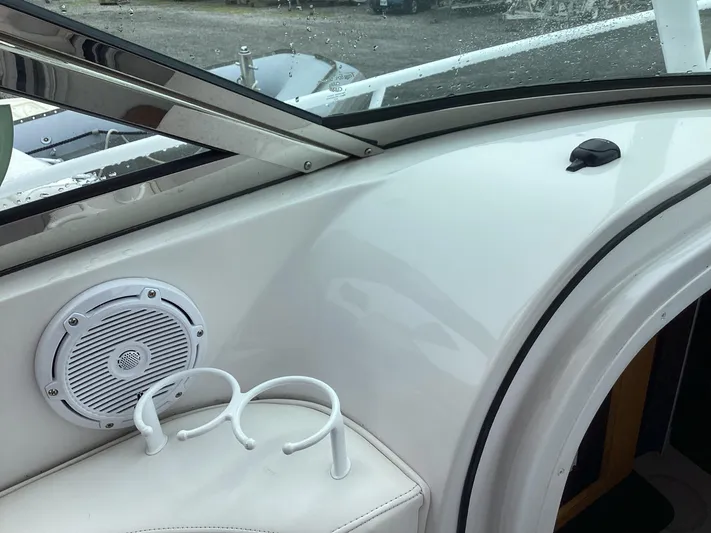  Yacht Photos Pics 2008 Donzi 38 ZSF boat interior with speaker and cup holders.