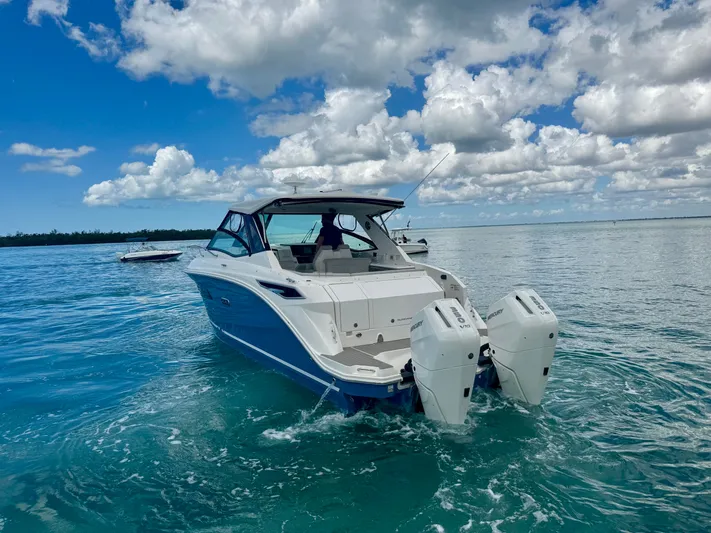  Yacht Photos Pics 2025 Sea Ray Sundancer 320 Outboard on open water.