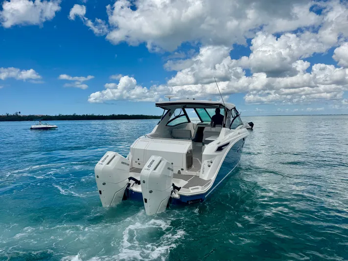 Yacht Photos Pics 2025 Sea Ray Sundancer 320 Outboard on open water.