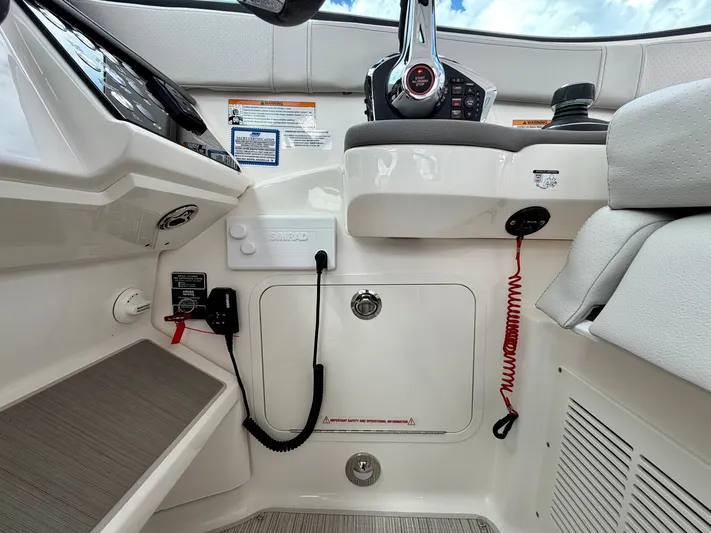  Yacht Photos Pics Interior view of Sea Ray Sundancer 320 Outboard 2025 cockpit.