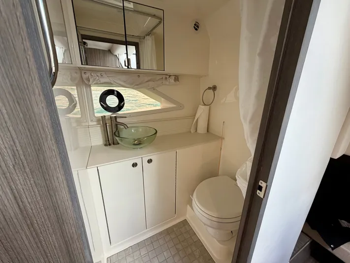  Yacht Photos Pics Interior of Sea Ray Sundancer 320 Outboard 2025, modern bathroom design.