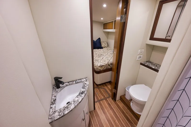 Grand Slam Yacht Photos Pics Luxurious 2004 Guthrie 60 Custom Carolina yacht interior with bedroom and bathroom.