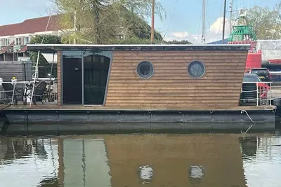 2017 La Mare Apartboat (houseboat)