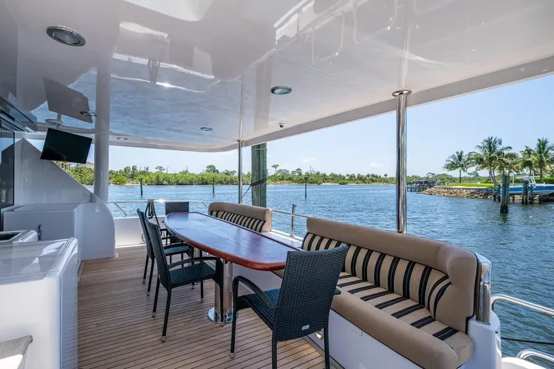 Somewhere In Time Yacht Photos Pics Ocean Alexander 78 Somewhere In Time- Cockpit