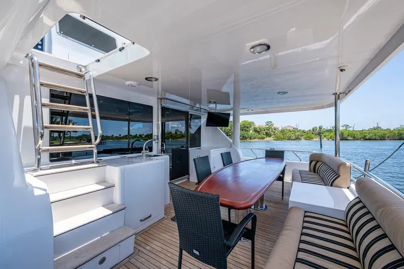 Somewhere In Time Yacht Photos Pics Ocean Alexander 78 Somewhere In Time- Cockpit