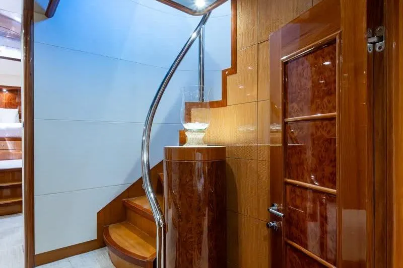 Somewhere In Time Yacht Photos Pics Ocean Alexander 78 Somewhere In Time- Companionway