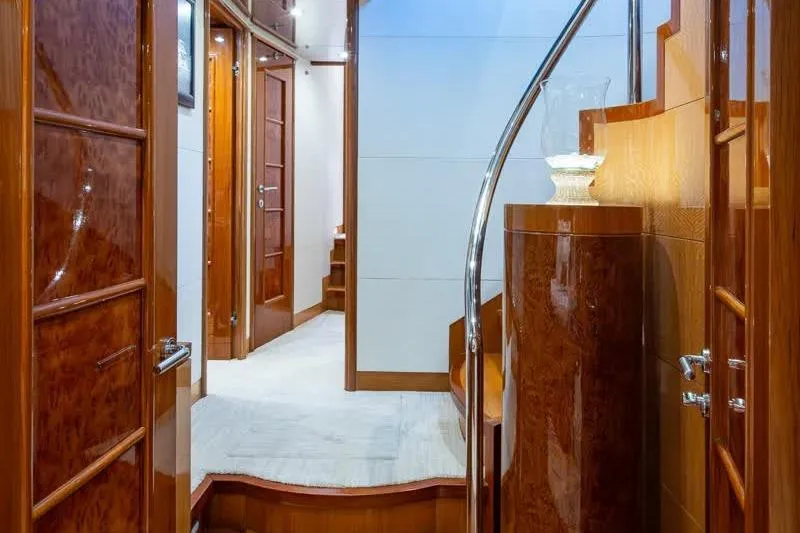 Somewhere In Time Yacht Photos Pics Ocean Alexander 78 Somewhere In Time- Companionway