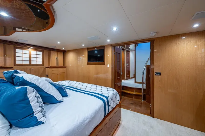 Somewhere In Time Yacht Photos Pics Ocean Alexander 78 Somewhere In Time- Master Stateroom