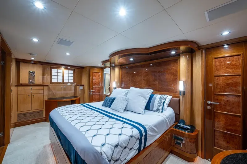 Somewhere In Time Yacht Photos Pics Ocean Alexander 78 Somewhere In Time- Master Stateroom