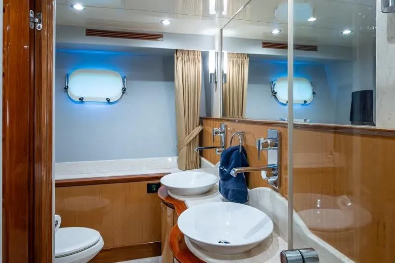 Somewhere In Time Yacht Photos Pics Ocean Alexander 78 Somewhere In Time- Master Stateroom Head