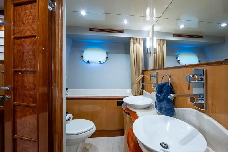 Somewhere In Time Yacht Photos Pics Ocean Alexander 78 Somewhere In Time- Master Stateroom Head