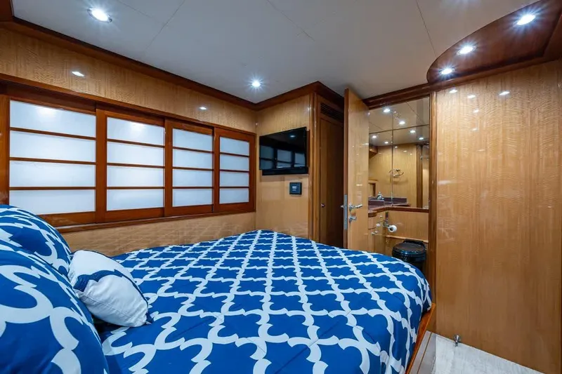 Somewhere In Time Yacht Photos Pics Ocean Alexander 78 Somewhere In Time- Port Stateroom