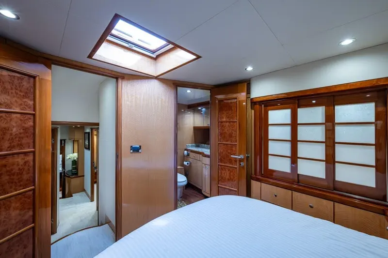 Somewhere In Time Yacht Photos Pics Ocean Alexander 78 Somewhere In Time- Forward Stateroom