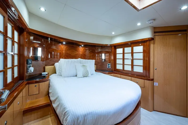 Somewhere In Time Yacht Photos Pics Ocean Alexander 78 Somewhere In Time- Forward Stateroom