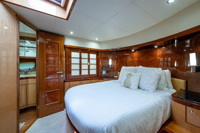 Somewhere In Time Yacht Photos Pics Ocean Alexander 78 Somewhere In Time- Forward Stateroom