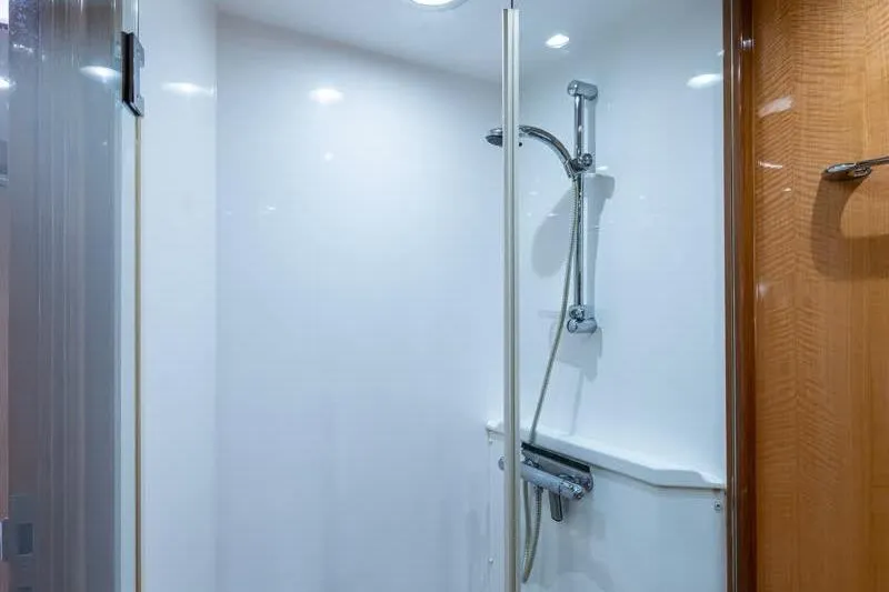 Somewhere In Time Yacht Photos Pics Ocean Alexander 78 Somewhere In Time- Forward Stateroom Head