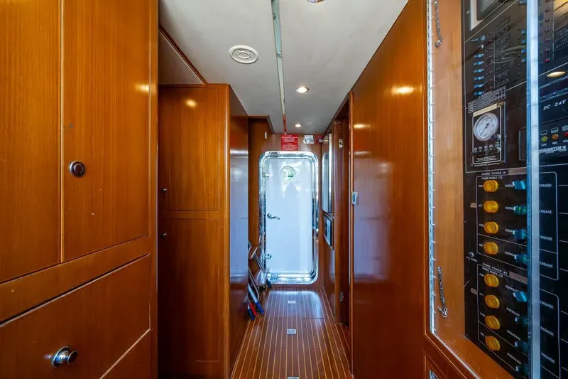 Somewhere In Time Yacht Photos Pics Ocean Alexander 78 Somewhere In Time- Crew Quarters