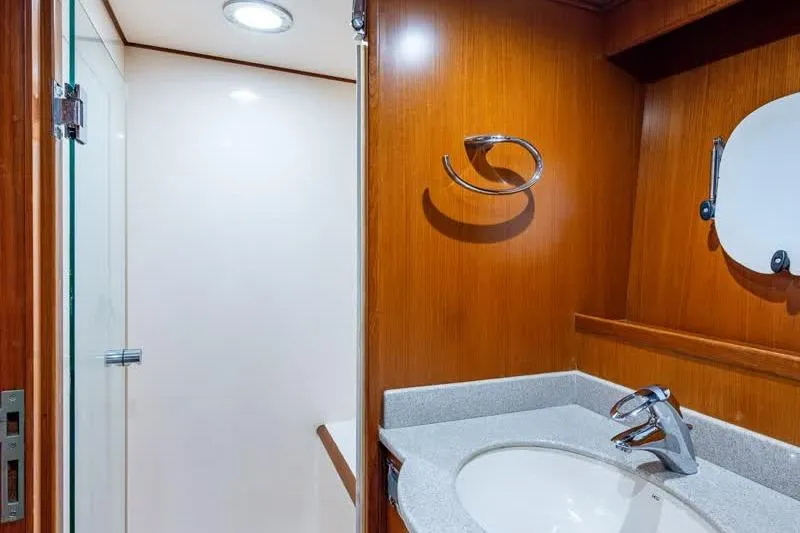 Somewhere In Time Yacht Photos Pics Ocean Alexander 78 Somewhere In Time- Crew Quarters