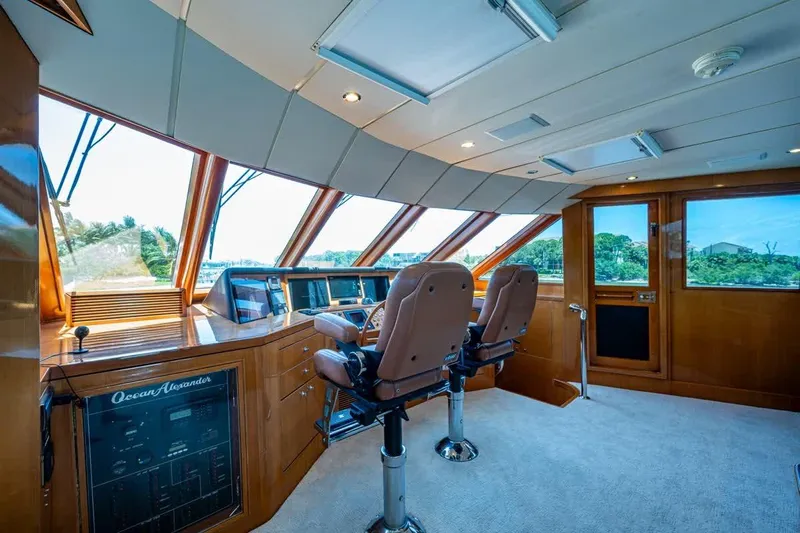 Somewhere In Time Yacht Photos Pics Ocean Alexander 78 Somewhere In Time- Enclosed Bridge Helm