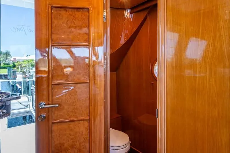 Somewhere In Time Yacht Photos Pics Ocean Alexander 78 Somewhere In Time- Head