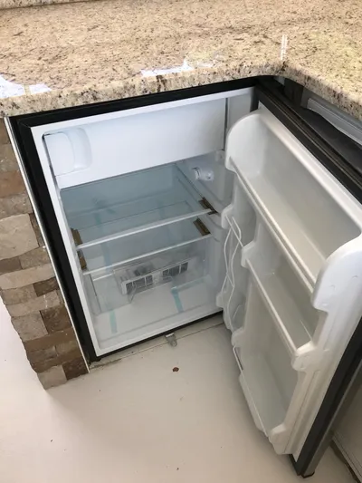 St. Somewhere Yacht Photos Pics Open mini fridge with granite countertop on Sumerset 2017 houseboat.