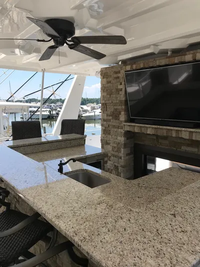 St. Somewhere Yacht Photos Pics Luxurious 2017 Sumerset houseboat interior with granite bar, TV, and ceiling fan.
