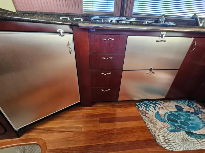  Yacht Photos Pics Luxury kitchen interior of 2006 Sea Ray 580 Sedan Bridge yacht.