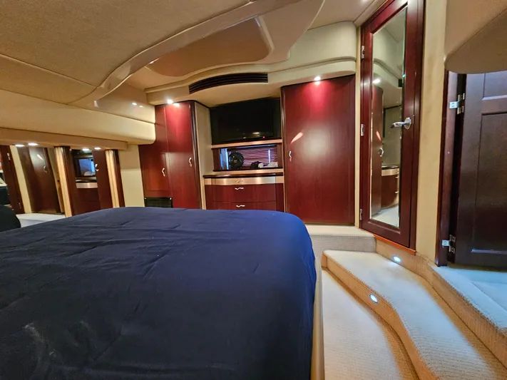  Yacht Photos Pics Luxurious interior of 2006 Sea Ray 580 Sedan Bridge yacht bedroom.
