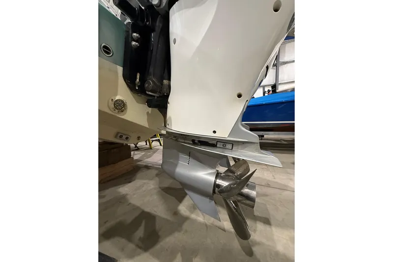  Yacht Photos Pics 2021 Mag Bay 33 CC boat engine and propeller detail in a showroom.