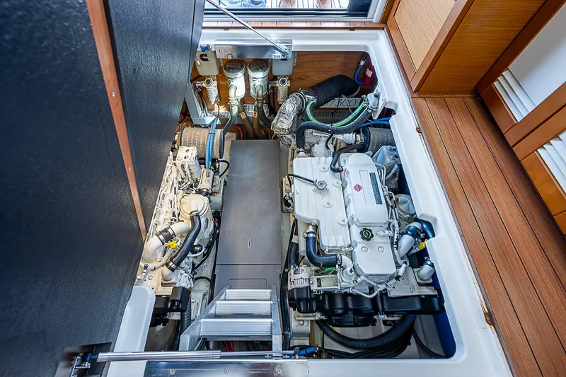 Horizon IV Yacht Photos Pics 