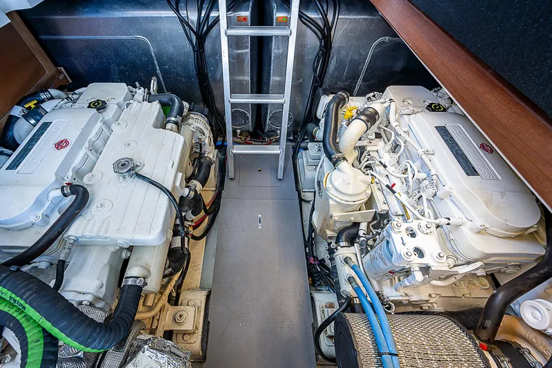 Horizon IV Yacht Photos Pics 