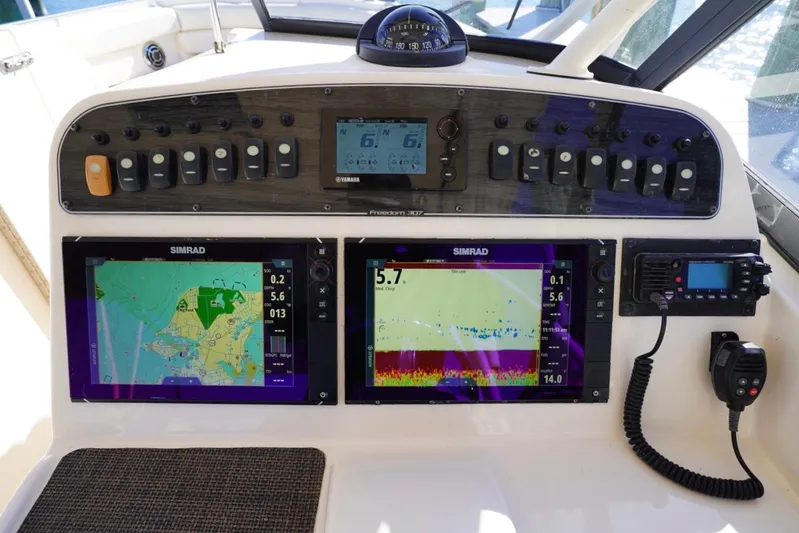 Starr Yacht Photos Pics Control panel of 2015 Grady-White Freedom 307 boat with navigation and communication systems.
