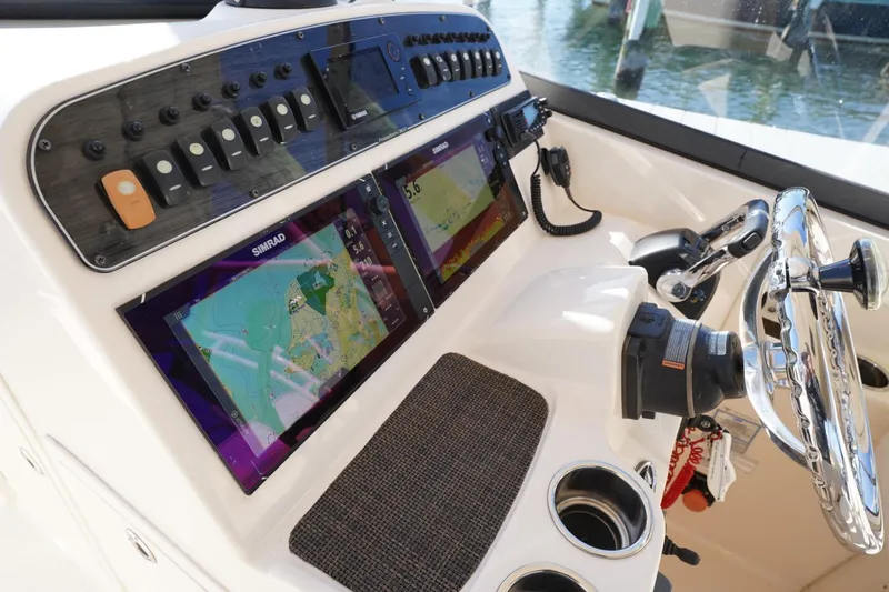 Starr Yacht Photos Pics 2015 Grady-White Freedom 307 boat dashboard with navigation screens and controls.