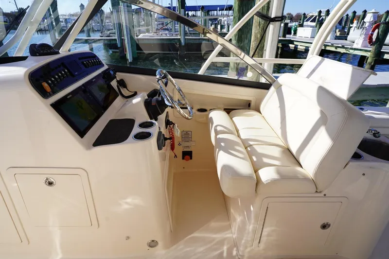 Starr Yacht Photos Pics 2015 Grady-White Freedom 307 boat interior with helm and seating area.