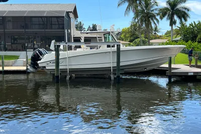2013 Boston Whaler 370 Outrage