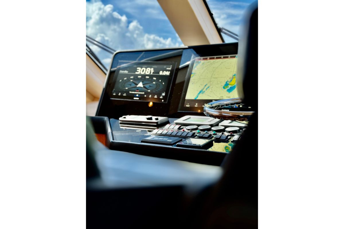 2008 Hatteras 63 