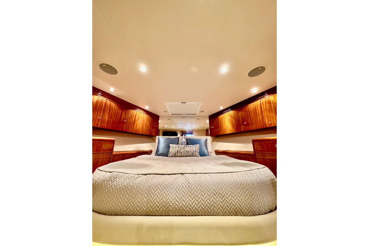 2008 Hatteras 63 