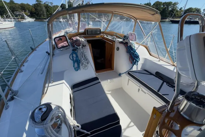 Finesse Yacht Photos Pics Cockpit of 2005 Sabre 386 sailboat with seating and nautical equipment.