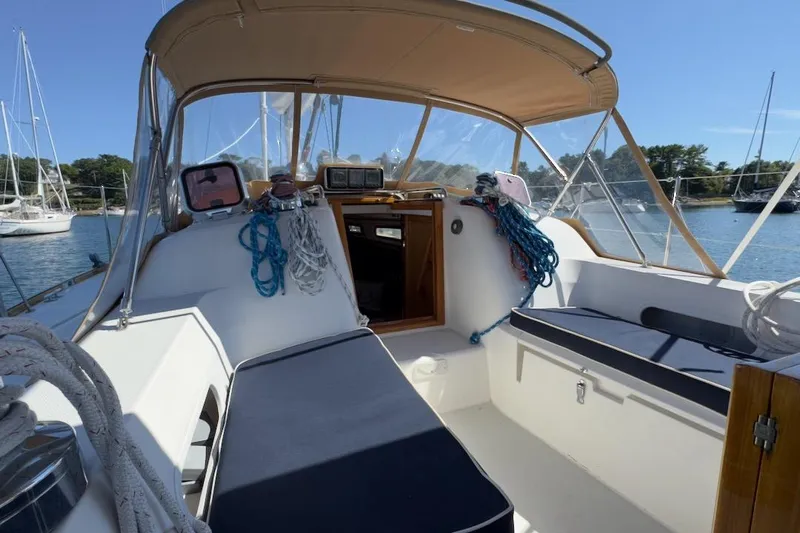 Finesse Yacht Photos Pics 2005 Sabre 386 sailboat cockpit with seating, ropes, and navigation equipment.