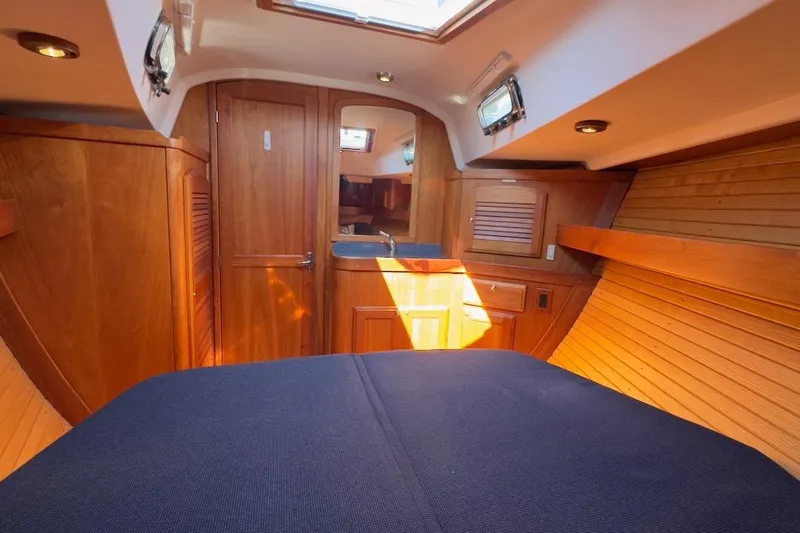 Finesse Yacht Photos Pics Luxurious 2005 Sabre 386 yacht interior with wooden finish and cozy cabin space.