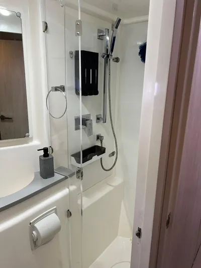 Jamsam Yacht Photos Pics Bathroom interior of 2017 Leopard 51 Powercat with modern shower and fixtures.