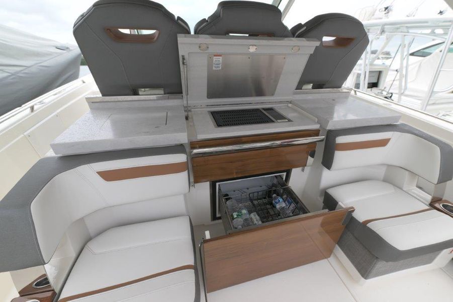 2022 Tiara Yachts 38 LS
