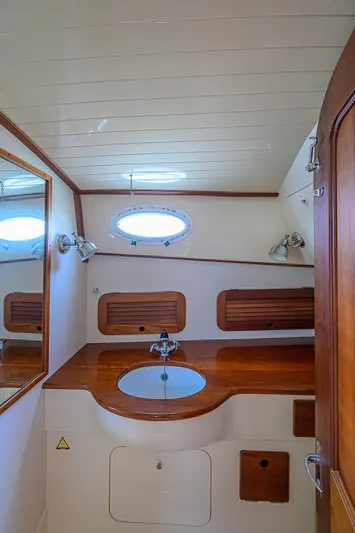 Lucky Town Yacht Photos Pics 2000 Hinckley Picnic Boat Classic interior with wooden cabinetry and round sink.