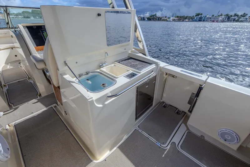 Ritz-sea Yacht Photos Pics 2019 Chris-Craft Calypso 30 boat interior with kitchenette and water view.