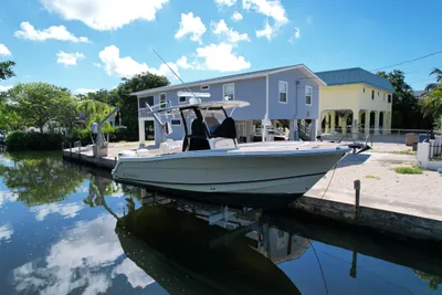 Robalo R300 Center Console